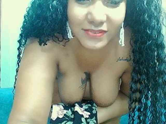 sarahlove16 Live Webcam on BongaCams