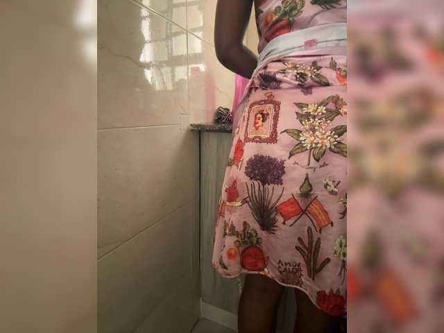 le modèle Misscreamerr est en webcam porno dans un show sur le site bongacams, il possède les tags suivants: Ebony,Brunette,Shaved