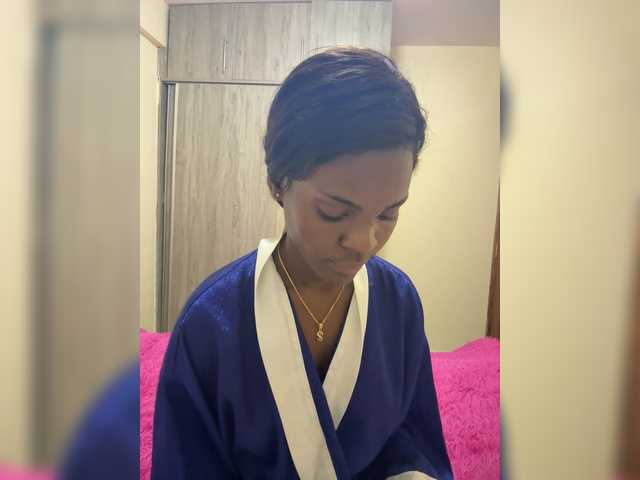 le modèle Misscreamerr est en webcam porno dans un show sur le site bongacams, il possède les tags suivants: Ebony,Brunette,Shaved