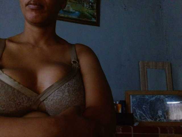 le modèle diamondboobs44dddx est en webcam porno dans un show sur le site bongacams, il possède les tags suivants: Ebony,Brunette,Hairy