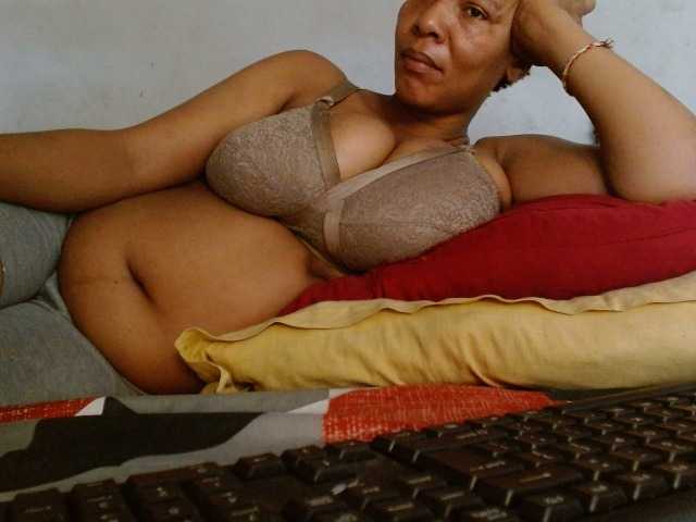 le modèle diamondboobs44dddx est en webcam porno dans un show sur le site bongacams, il possède les tags suivants: Ebony,Brunette,Hairy