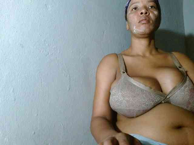 diamondboobs44dddx webcam