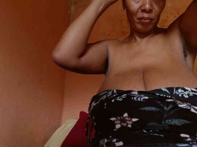 diamondboobs44dddx webcam