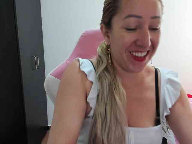 chrystal85 Live Webcam on BongaCams