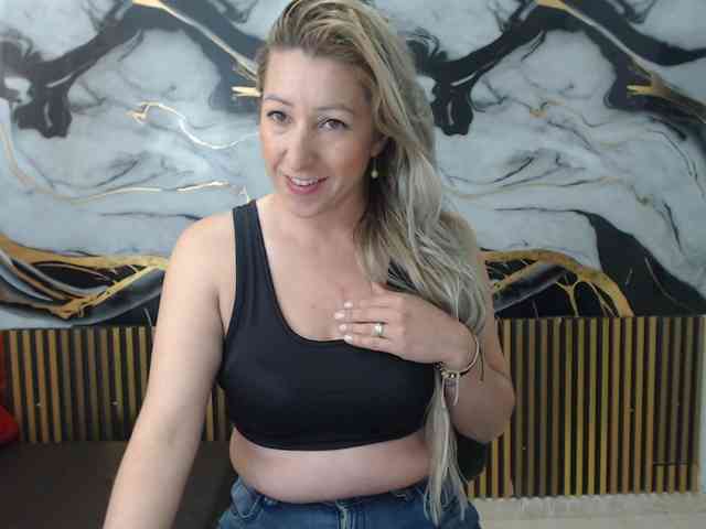 chrystal85 Live Webcam on BongaCams