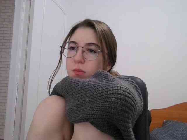 Sweet-Astarte webcam