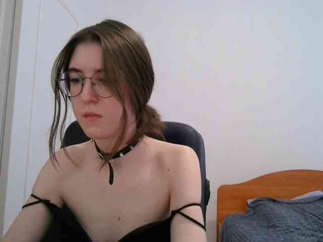 Sweet-Astarte webcam