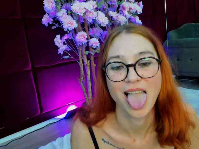 CollegeGirl69 webcam