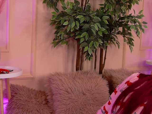 CrystalRed's BongaCams show and profile