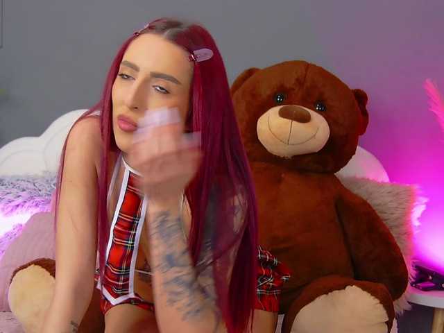 CrystalRed's BongaCams show and profile