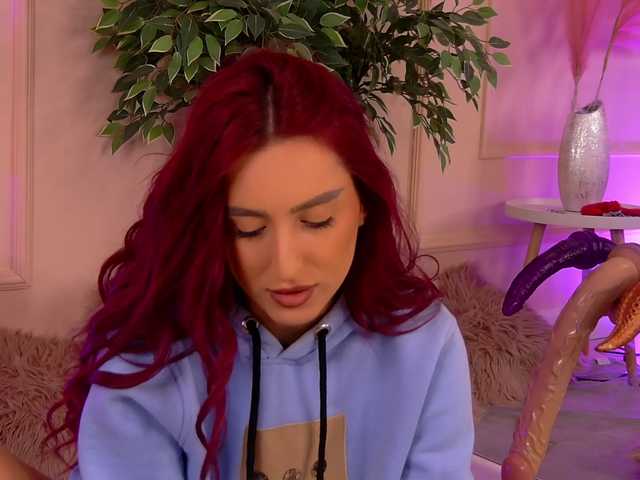 CrystalRed's BongaCams show and profile