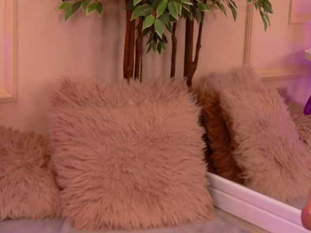 CrystalRed's BongaCams show and profile