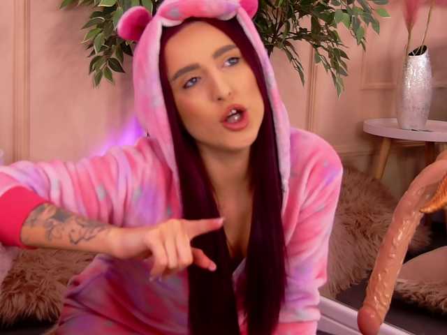 CrystalRed from BongaCams