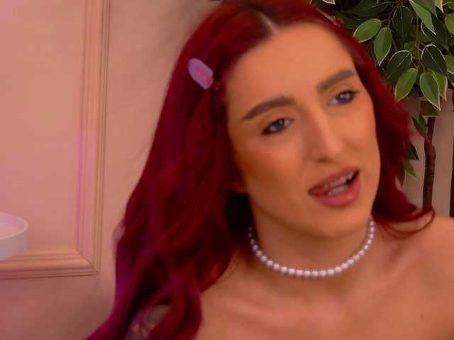 CrystalRed's BongaCams show and profile