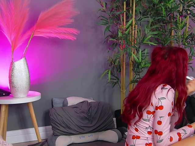 CrystalRed's BongaCams show and profile