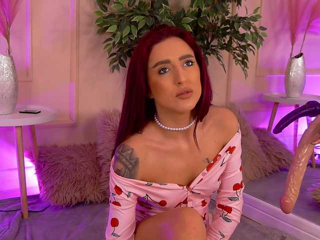 CrystalRed's BongaCams show and profile