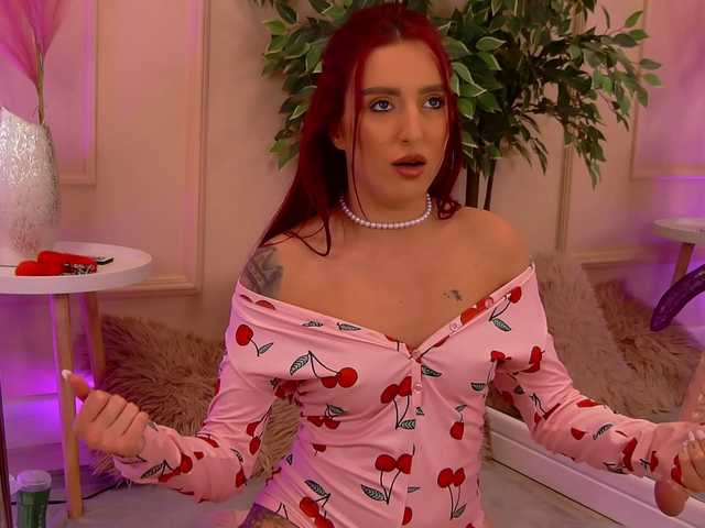 CrystalRed's BongaCams show and profile