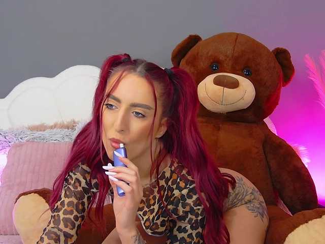 CrystalRed's BongaCams show and profile