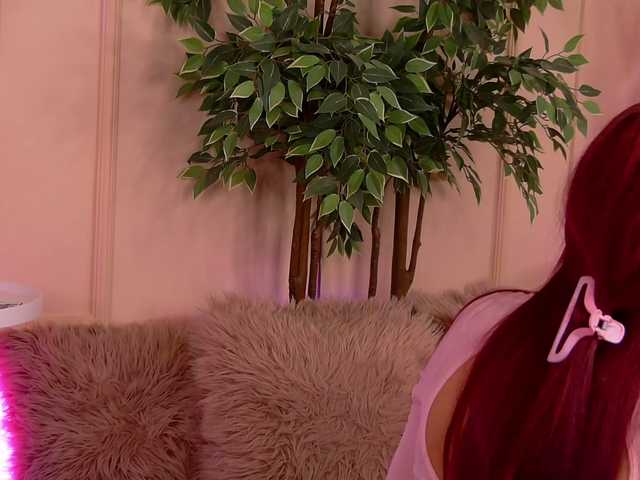 CrystalRed's BongaCams show and profile