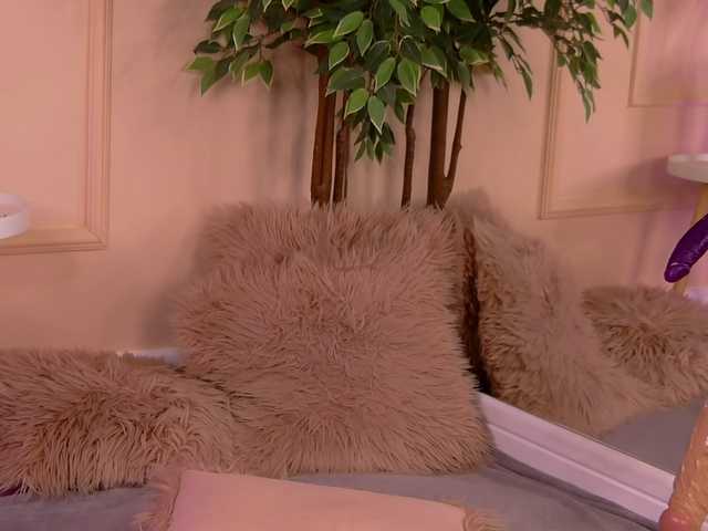 CrystalRed's BongaCams show and profile