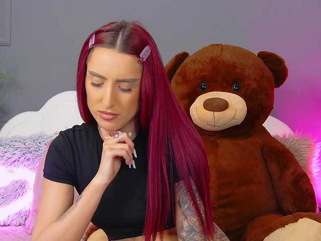 CrystalRed's BongaCams show and profile