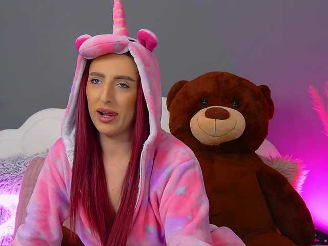 CrystalRed's BongaCams show and profile