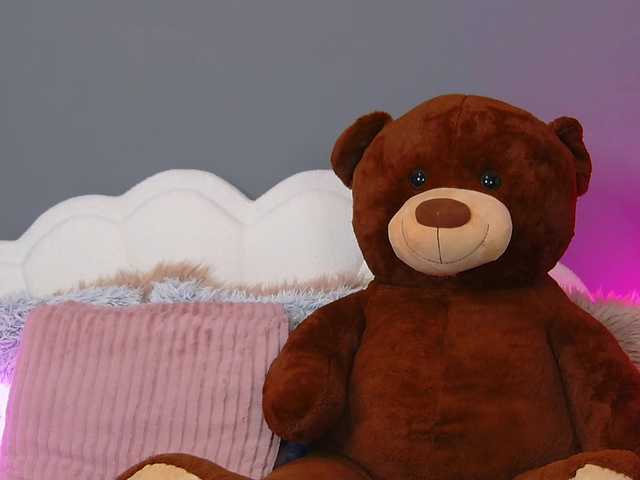 CrystalRed's BongaCams show and profile