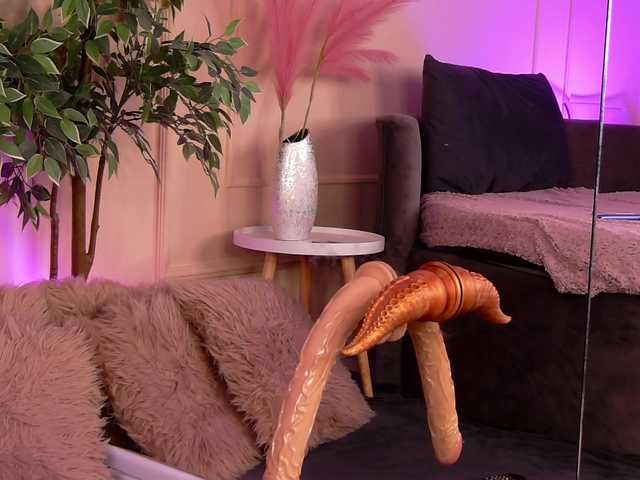 CrystalRed's BongaCams show and profile