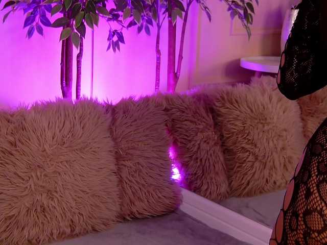 CrystalRed's BongaCams show and profile