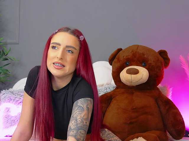 CrystalRed's BongaCams show and profile