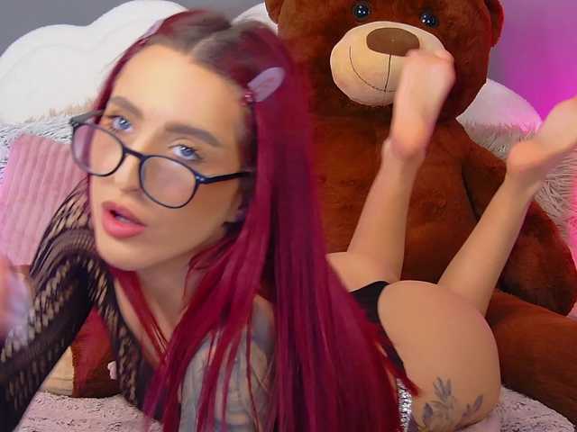 CrystalRed's BongaCams show and profile