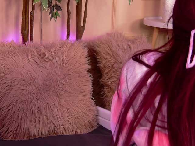 CrystalRed's BongaCams show and profile