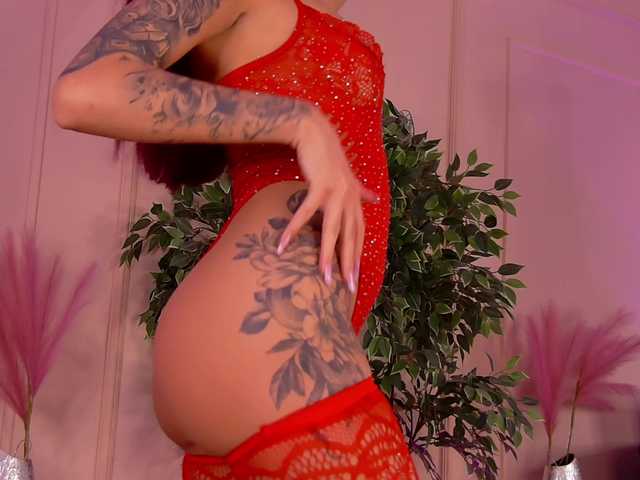 CrystalRed's BongaCams show and profile