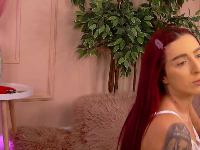 CrystalRed's BongaCams show and profile