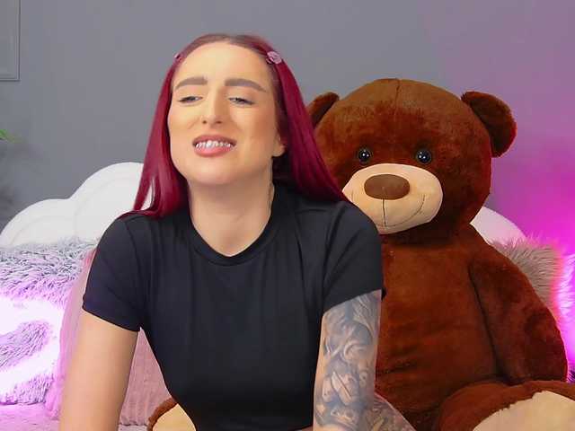 CrystalRed's BongaCams show and profile