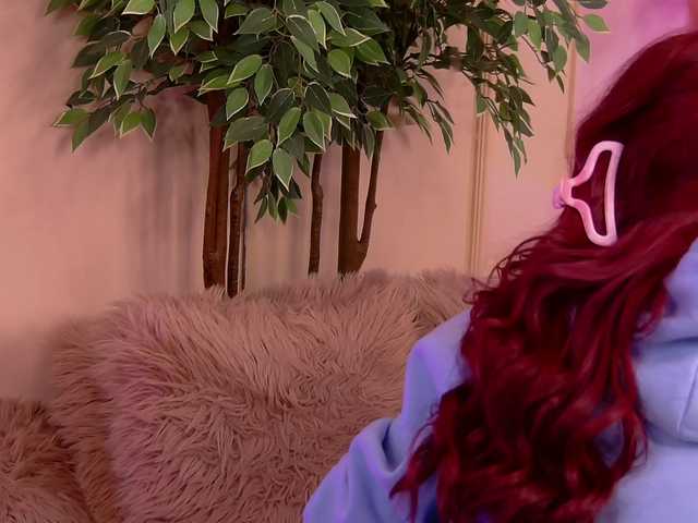 CrystalRed's BongaCams show and profile