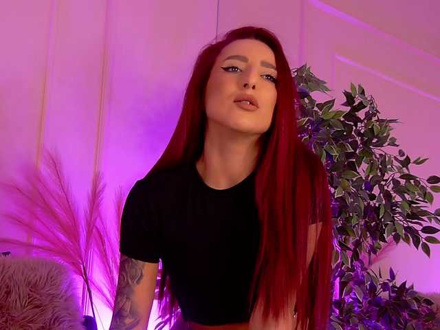 CrystalRed's BongaCams show and profile