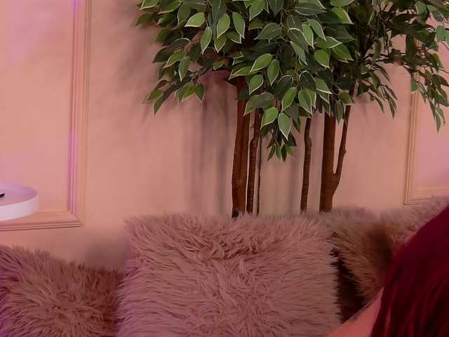 CrystalRed's BongaCams show and profile