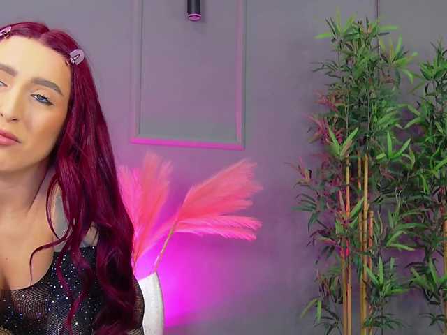 CrystalRed's BongaCams show and profile