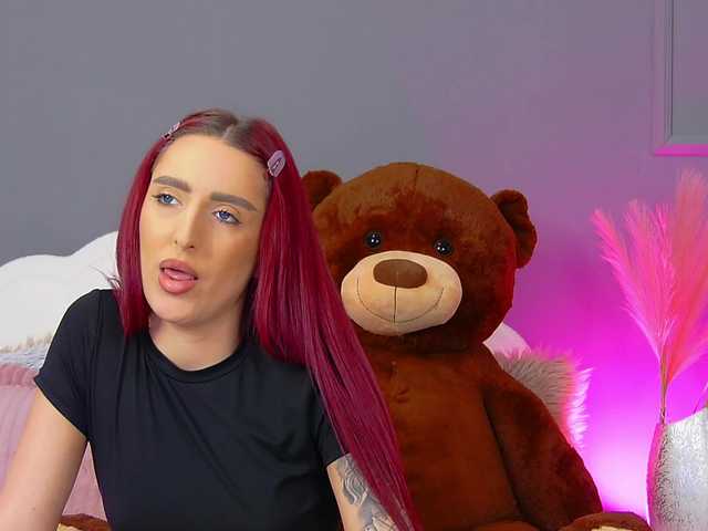 CrystalRed's BongaCams show and profile