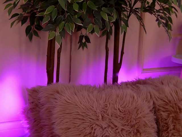 CrystalRed's BongaCams show and profile