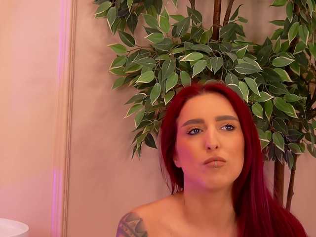 CrystalRed's BongaCams show and profile