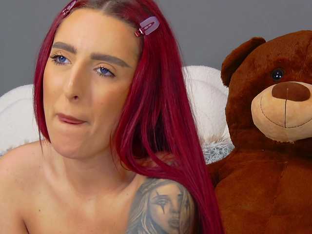 CrystalRed's BongaCams show and profile