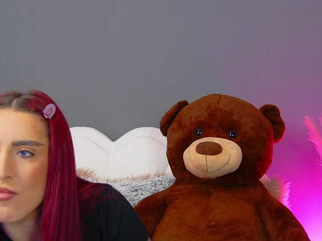 CrystalRed's BongaCams show and profile