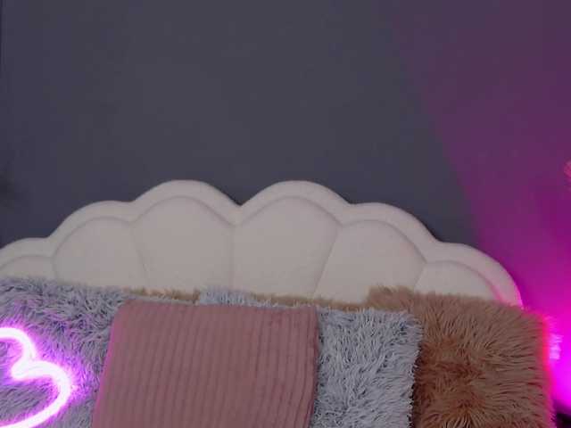 CrystalRed's BongaCams show and profile