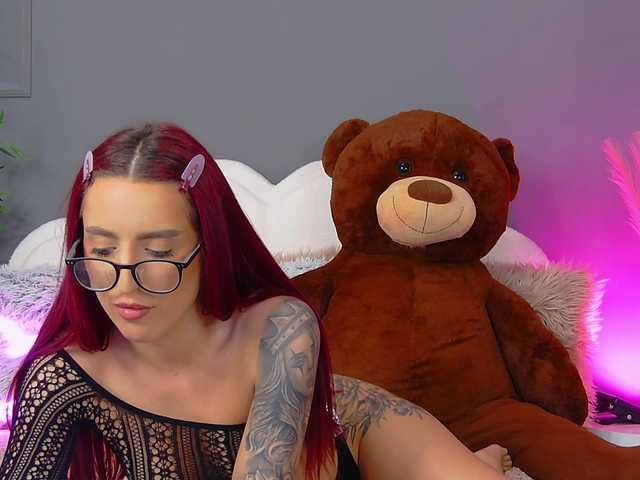 CrystalRed's BongaCams show and profile