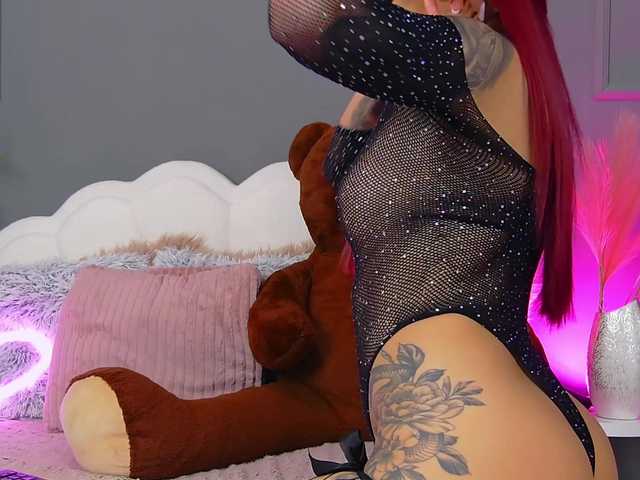 CrystalRed's BongaCams show and profile