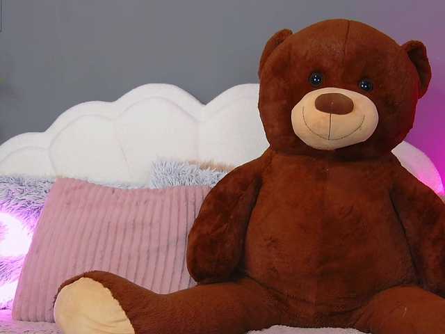 CrystalRed's BongaCams show and profile