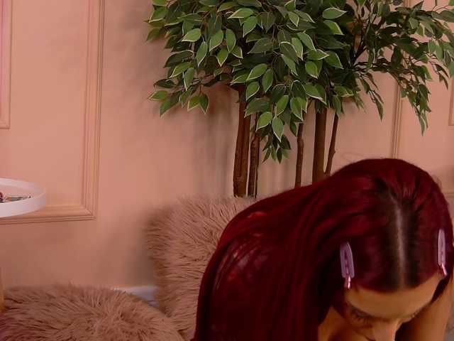 CrystalRed's BongaCams show and profile