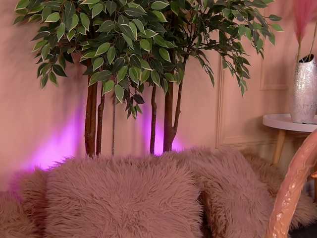 CrystalRed's BongaCams show and profile